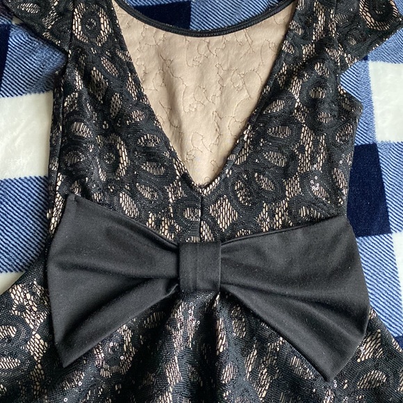 Black/Tan Lace sequenced Peplum Top - Picture 3 of 5